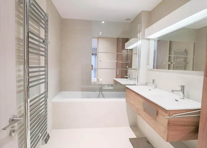 Gray Renovated Luxurious Located In Appartement *